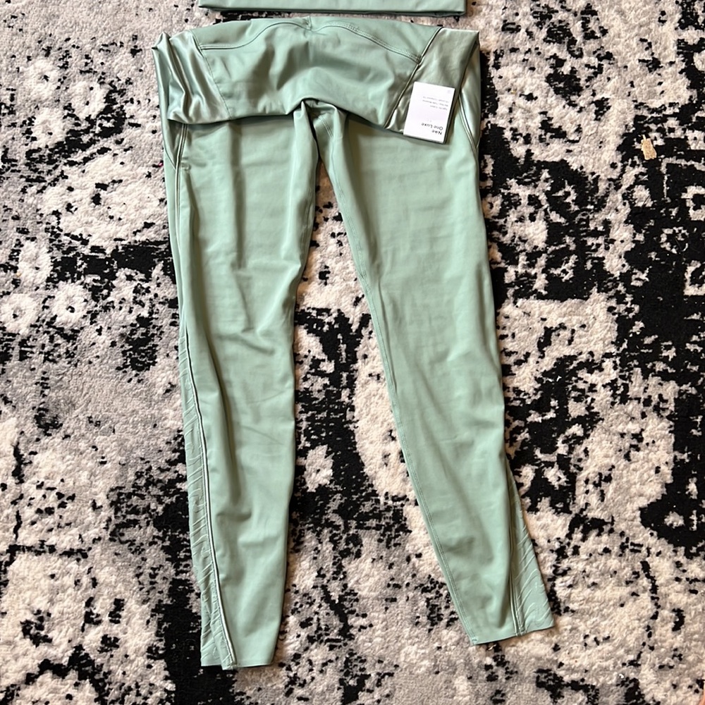 Nike Luxe Set - Picture 2 of 3